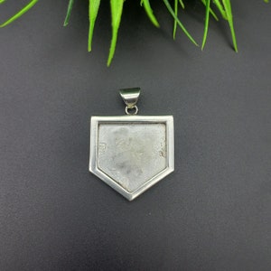 Peut inclure: Pendentif en argent en forme de marbre de baseball. Le pendentif est vierge et prêt à être gravé.
