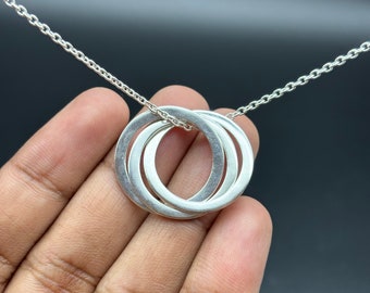 Personalized Family Necklace •• Personalized Gift •• Linked Circle Necklace •• Eternity Necklace •• 925 Sterling Silver •• Gift For Her