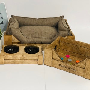 Set of dog furniture includes: wooden Dog House bed, personalised dog name sign, raised double dog stand, dog toy box furniture imagem 2