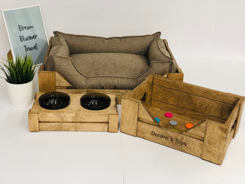 Set of dog furniture includes: wooden Dog House bed, personalised dog name sign, raised double dog stand, dog toy box furniture imagem 2