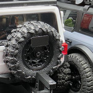 Reservdäcksskylthållare för Axial SCX30 Bronco och Jeep Crawlers