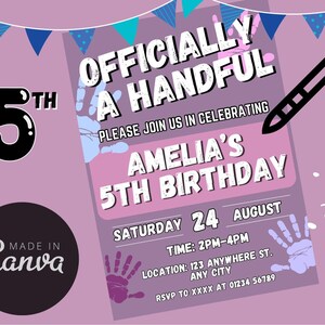 Peut inclure: Une invitation d'anniversaire violette et blanche avec le texte "Officially a Handful" et "Amelia's 5th Birthday". L'invitation comprend un motif d'empreinte de main et la date "Saturday 24 August".