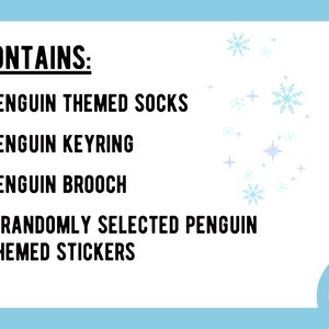 Puede incluir: Una tarjeta blanca con copos de nieve azules y el texto "CONTIENE:" seguido de una lista de art&iacute;culos con tem&aacute;tica de ping&uuml;inos: calcetines con tem&aacute;tica de ping&uuml;inos, llavero de ping&uuml;ino, broche de ping&uuml;ino y 5 pegatinas con tem&aacute;tica de ping&uuml;inos seleccionadas aleatoriamente.