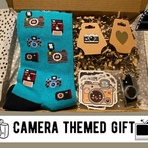 Photography Lover Letterbox Gift Set – Retro Camera Keychain, Camera Socks, Stickers & Brooch, Perfect Birthday Gift for Men, Women, Teens