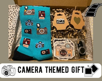 Photography Lover Letterbox Gift Set – Retro Camera Keychain, Camera Socks, Stickers & Brooch, Perfect Birthday Gift for Men, Women, Teens