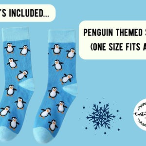 Puede incluir: Un par de calcetines azules con un patr&oacute;n de ping&uuml;ino. Los calcetines son de talla &uacute;nica. El texto "PENGUIN THEMED SOCKS (ONE SIZE FITS ALL)" est&aacute; escrito en un rect&aacute;ngulo blanco.