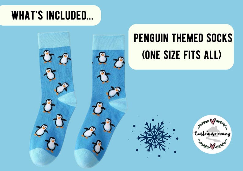 Puede incluir: Un par de calcetines azules con un patr&oacute;n de ping&uuml;ino. Los calcetines son de talla &uacute;nica. El texto "PENGUIN THEMED SOCKS (ONE SIZE FITS ALL)" est&aacute; escrito en un rect&aacute;ngulo blanco.