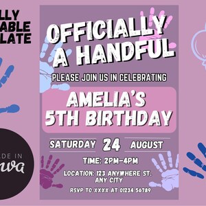 Peut inclure: Une invitation d'anniversaire rose et violette avec le texte "Officially a Handful" et "Amelia's 5th Birthday". L'invitation comprend des graphismes d'empreintes de mains et le texte "Saturday 24 August" et "Time: 2PM-4PM".