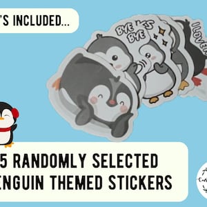 Puede incluir: Cinco pegatinas de ping&uuml;inos seleccionadas al azar. Las pegatinas presentan lindos ping&uuml;inos de dibujos animados con diferentes expresiones y lemas, que incluyen "Bye Kiss Bye" y "I Love It".