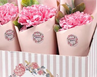 ramo de claveles y flores de jabón