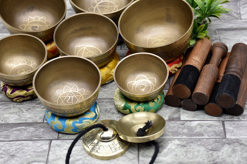 Natural Singing bowl set of 7 Tibetan singing bowls healing set Meditation yoga sound baths Seven chakra Bowls image 5