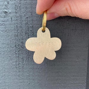 Premium dik bloemvormig gouden hondenpenning - handgestempeld messing metaal