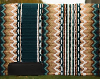 Grönt handgjort western sadelfilt ranchpad tävlingspad nyzeeländsk ull tävlingspad yucca pad schavelpad ridpad 34x42