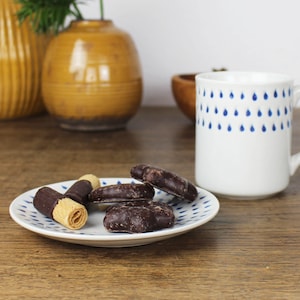 Snackteller aus Keramik Drops, kleiner Teller in blau/weiss