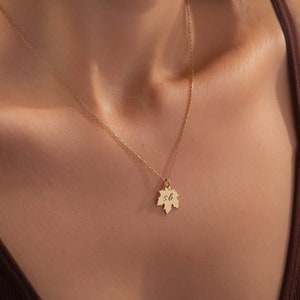 Personalized Sycamore Leaf Necklace, Initial Leaf Necklace, Dainty Leaf Pendant, Custom Sycamore Necklace, Personalized Jewelry Gift For Mom