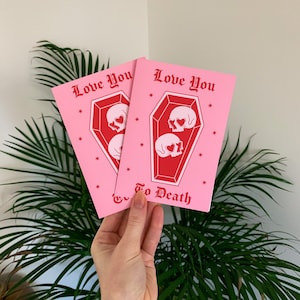 A6 Love You To Death Valentinstag Jahrestagskarte | Valloween Dark Alt Love Goth Sarg Schädel Illustration Handgemacht