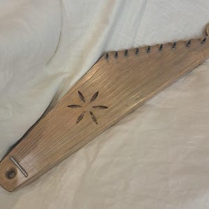 Streichinstrument mit dem herrlichen Klang zu Ihrem eigenen Vergnügen - Lettische Traditionelle Volksmusik Instrument Kokle .
