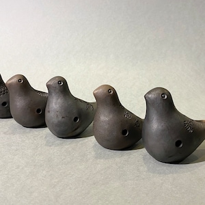 Blaasinstrument van klei: Ocarina, keramische fluit.