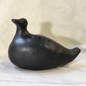 Uniek blaasinstrument van klei - Ocarina, keramische eend.