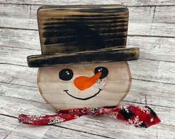 Muñeco de nieve primitivo, decoración navideña rústica, bandeja escalonada navideña, decoración de muñeco de nieve de madera, estante para muñeco de nieve, recorte de muñeco de nieve de madera
