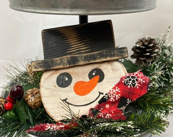 Muñeco de nieve para bandeja escalonada, decoración navideña rústica de muñeco de nieve, decoración navideña primitiva, decoración para repisa navideña, recorte de madera de muñeco de nieve, regalo