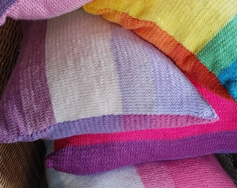 Almohada con la bandera del orgullo tejida a mano: colores LGBTQ, hilo acrílico suave