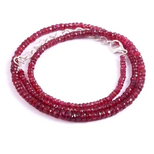Peut inclure: Un collier à double rang de petites perles de rubis facettées. Le collier est en argent et se ferme avec un fermoir à ressort.