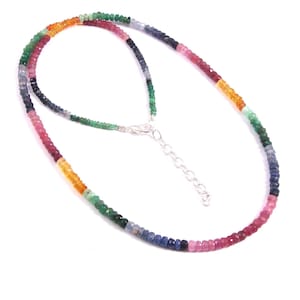 Könnte beinhalten: Eine mehrfarbige Edelstein-Halskette mit einem silbernen Verschluss. Die Halskette besteht aus Perlen in verschiedenen Farben, darunter Grün, Blau, Rosa und Orange.