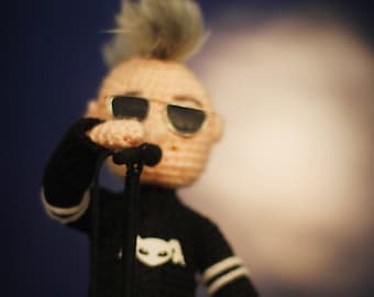 Op Maynard geïnspireerde gehaakte amigurumipop - zanger - gereedschap - gereedschapsband - unieke muziekactiefiguur