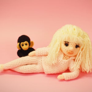 Bambola amigurumi all'uncinetto ispirata a Chimp Lady - Pezzo unico fatto a mano - Chimp Crazy