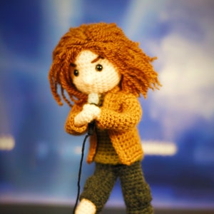 Bambola amigurumi all'uncinetto ispirata a Eddie Vedder - Pearl Jam - Fan art unica nel suo genere fatta a mano - Musica alternativa anni '90