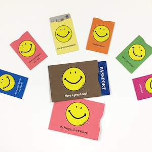 Harvey Ball Original Smiley Face (Set A), 6 mangas de tarjeta de crédito y 2 chaquetas de pasaporte creadas a partir de FIPS 201 aprobado RFID bloqueo laminado