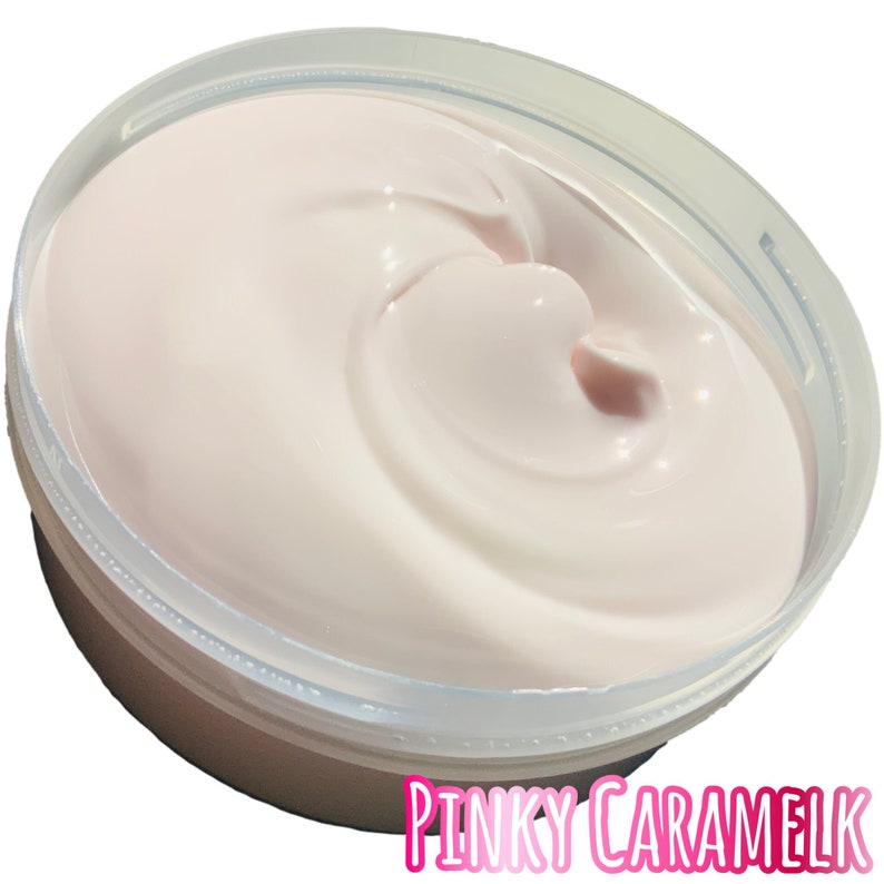 Pu&ograve; includere: Primo piano di una sostanza cremosa rosa in un contenitore di plastica trasparente. La sostanza &egrave; liscia e presenta un motivo a spirale. Il contenitore ha un'etichetta bianca con il testo "PINKY CARAMELK" stampato su di essa.