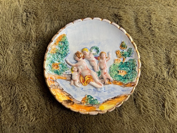 CAPODIMONTE イタリア製 陶器 飾り皿 天使　エンボス装飾アンティーク Italian Ceramic Relief Plate by Capodimonte Italy, Handpainted