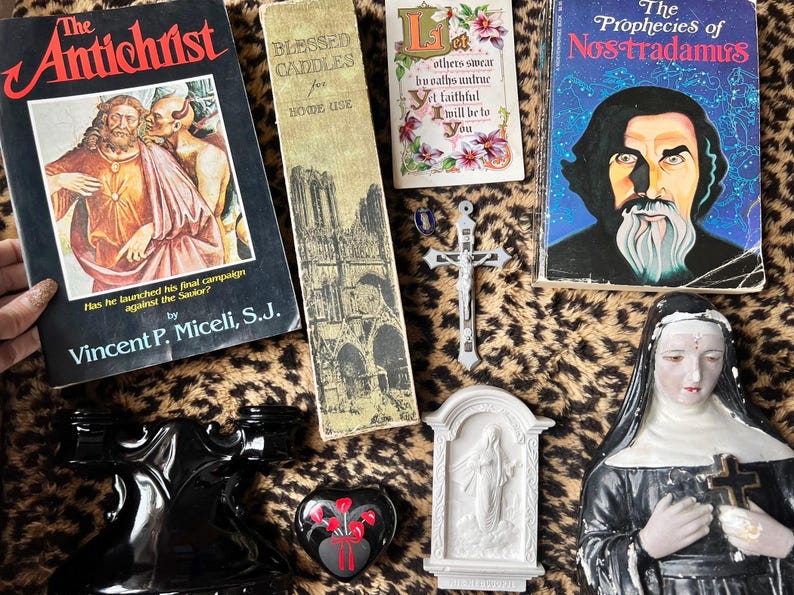 Vintage Mystery Box, Antique Curated Blind Box, Cottagecore, Dark Academia, Goth, Retro Gift Baskets 画像 11