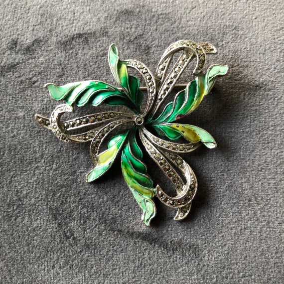 A beautiful vintage green floral enamel and marca… - image 3