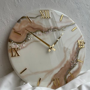 Wandklok van hars Kunstklok van hars Extra grote muur Moderne muurkunst witbeige met natuurstenen klassieke klok huwelijkscadeau appartementdecor