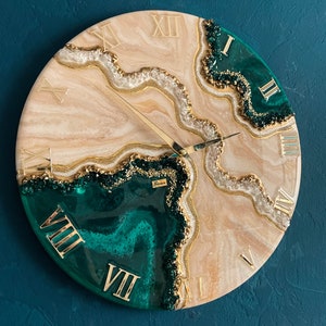 Round Resin Geode Wall Clock – Handmade Epoxy Art Clock, Abstract Green Gold Wall Decor, Modern Boho Clock, Unique Gift for Home