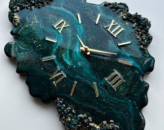Large Resin Wall Clock – Emerald Geode Art with Crystal Edge, Teal Sea Green Tones,Gold  Roman Numerals, Silent Quartz, Handmade Epoxy Decor
