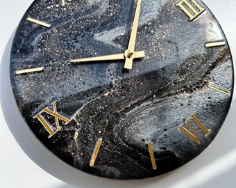 Handgefertigte Epoxidharz-Wanduhr - Schwarz-Gold-Design mit römischen Ziffern - Einzigartiges modernes Wohndekor, handgefertigt in grau und gold