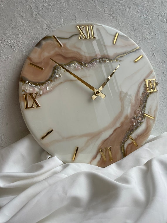 Kunstharz Wanduhr Kunstharz Uhr Übergroße Wand Moderne Wandkunst weiß beige  mit Natursteinen klassische Uhr Hochzeit Geschenk Wohnung Dekor