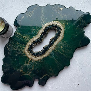 Geode wall picture, Wall painting, Geode wall, emerald gold geode, Abstract painting | geode resin art, dark green geode wall art