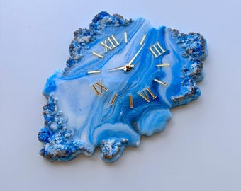 Reloj de resina azul hecho a mano con números romanos dorados, reloj abstracto, diseño geodésico único, perfecto para decoración costera e interiores modernos.