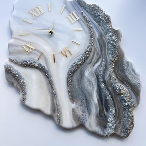 Epoxy Resin Wall Clock – White Gray Geode Clock, Abstract Modern Wall Art, Handmade Statement Clock, Gift for New Home, housewarming gift