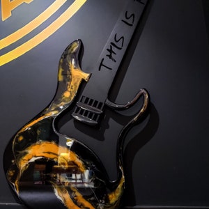 Holzkunst Holz-Epoxidharz-Bild | Gelb und Schwarz | Epoxy Kunst Gemälde | Holzbild | Gitarre Epoxy | Holz Gitarre | Geschenk für Ihn Bier pab