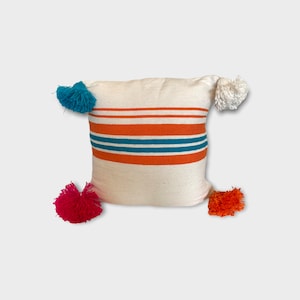 Berber Kissenbezug mit großen bunten Pompoms