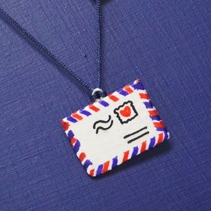 Liebesbrief | Postkarte | Niedliche handgemachte Tonnadel / Halskette | Miniatur Briefumschlag Schmuck