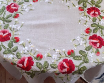 Une superbe nappe en lin épais avec une magnifique rose circulaire brodée au centre