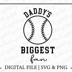 Op de afbeelding: Zwart-wit digitaal ontwerp van een honkbal met de tekst "Daddy's Biggest Fan" en "DIGITAL FILE | SVG & PNG".