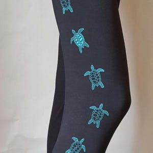 Leggings de yoga estampadas a mano. Turtles Black